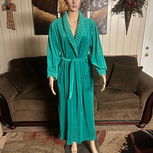Saybury • Vintage • Small • Green • Plush Robe • Star Embroideries